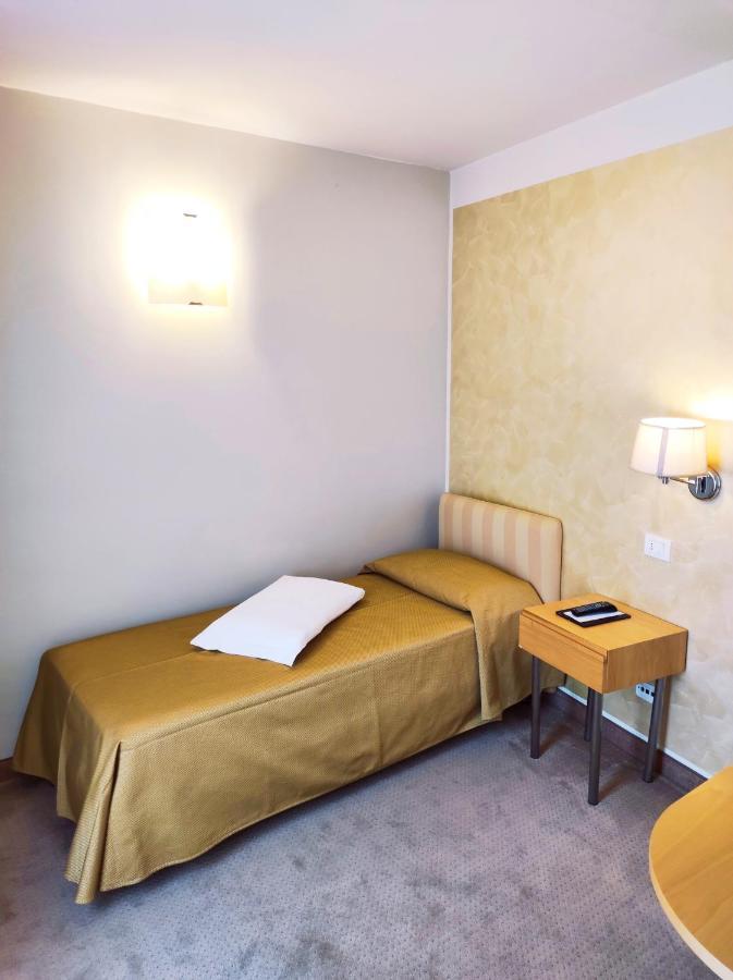 Hotel Dependance Silvestro Garda  Luaran gambar
