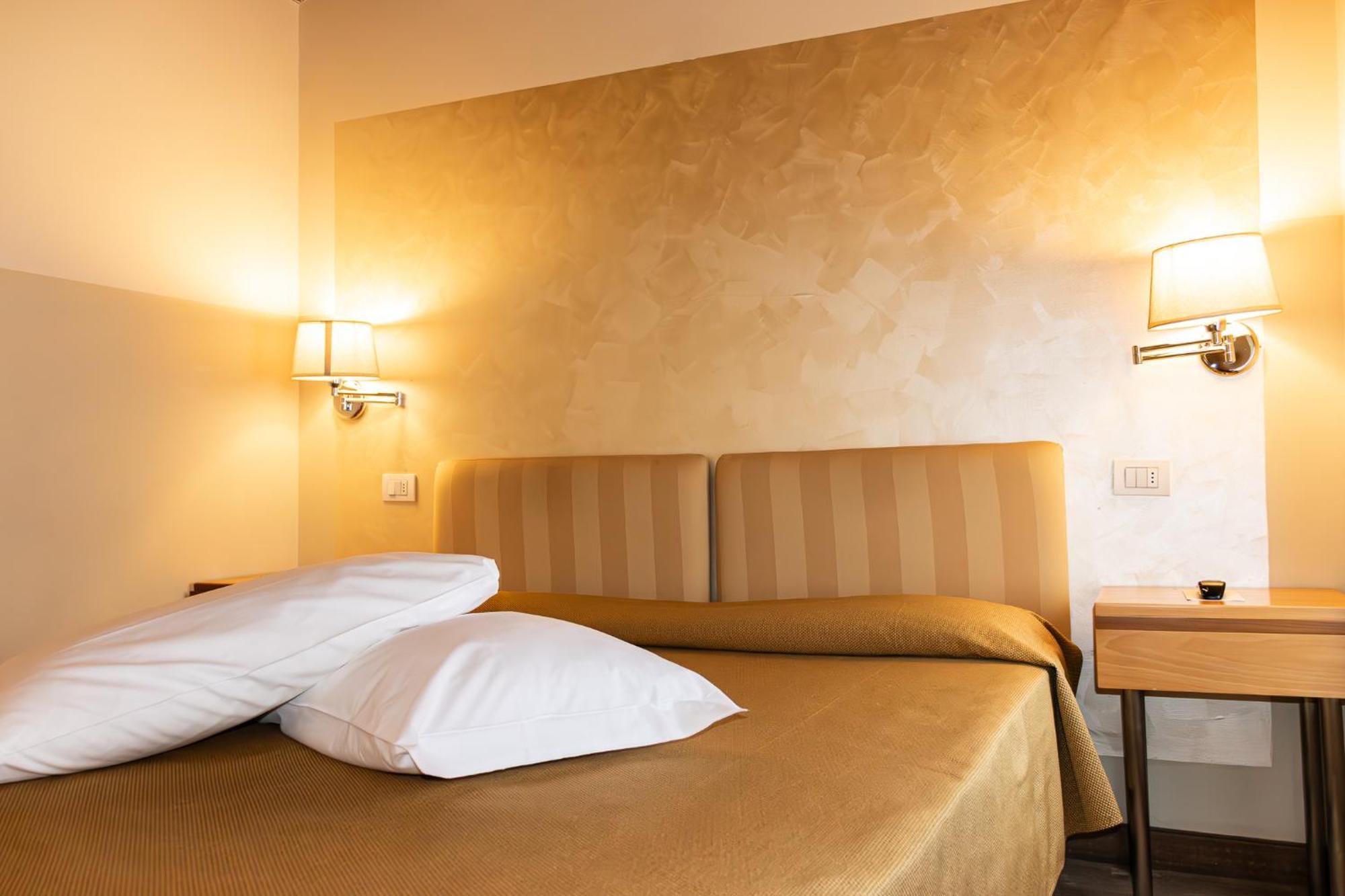 Hotel Dependance Silvestro Garda  Luaran gambar